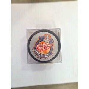 Vegum In Glas Co Slovakia 1998 Detroit Red Wings Stanley Cup Champions Puck NIP